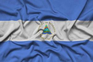 Nicaragua bandiera è raffigurato su un' gli sport stoffa tessuto con molti pieghe. sport squadra bandiera foto