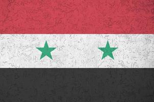 Siria bandiera raffigurato nel luminosa dipingere colori su vecchio sollievo intonacatura parete. strutturato bandiera su ruvido sfondo foto