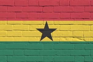 Ghana bandiera raffigurato nel dipingere colori su vecchio mattone parete. strutturato bandiera su grande mattone parete opere murarie sfondo foto