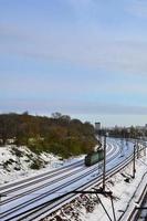 inverno paesaggio con un' ferrovia treno contro un' nuvoloso cielo sfondo foto