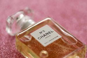 ternopil, Ucraina - settembre 2, 2022 chanel numero 5 eau prima In tutto il mondo famoso francese profumo bottiglia su brillante luccichio sfondo nel viola colori foto