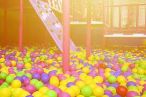 molti colorato plastica palle nel un' bambini' ballpit a un' terreno di gioco foto