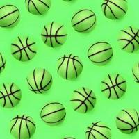 molti piccolo verde palle per pallacanestro sport gioco bugie su struttura sfondo foto