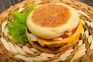 hamburger al formaggio su di legno tavola e di legno sfondo foto