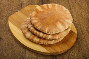 Pita pane su di legno tavola e di legno sfondo foto