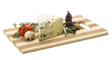 formaggio blu su bianco foto