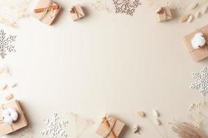 Natale decorazioni con confezione i regali nel mestiere carta e fiori su beige sfondo. zero rifiuto Natale vacanza concetto. piatto posizione, copia spazio foto