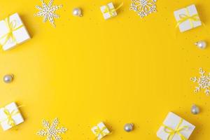 Natale decorazioni con confezione i regali e palle su giallo sfondo. piatto posizione, copia spazio foto