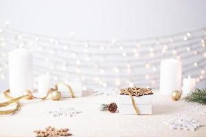 Natale decorazioni con i regali su bianca sfondo. vicino su, copia spazio foto