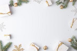 Natale decorazioni con i regali su bianca sfondo. piatto posizione, copia spazio foto