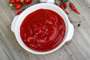 pomodoro ketchup su legna foto