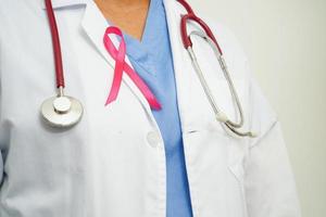 asiatico donna medico con rosa nastro, mondo Seno cancro giorno a ottobre. foto