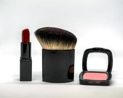 rosso rossetto, arrossire e cosmetico spazzola. foto