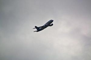 Manchester nel il UK nel ottobre 2022. un' Visualizza di un' aereo assunzione via a partire dal Manchester aeroporto foto