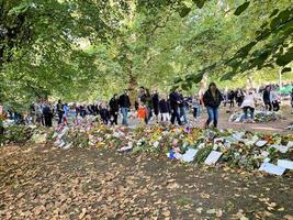 Londra nel il UK nel settembre 2022. floreale omaggi per il Regina nel verde parco nel Londra foto