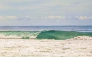 estremamente enorme grande surfer onde a spiaggia puerto escondido Messico. foto