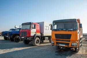 un' riga di grande cumulo di rifiuti camion e macchine a un' costruzione luogo foto