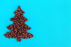 Natale albero fatto a partire dal caffè fagioli su un' blu sfondo, superiore Visualizza. foto