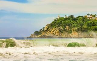 estremamente enorme grande surfer onde a spiaggia puerto escondido Messico. foto