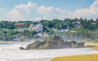 estremamente enorme grande surfer onde a spiaggia puerto escondido Messico. foto