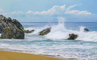 estremamente enorme grande surfer onde a spiaggia puerto escondido Messico. foto