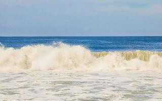 estremamente enorme grande surfer onde a spiaggia puerto escondido Messico. foto