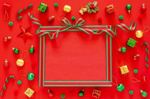 nuovo anno ornamento decorazioni con vuoto spazio impostato come regalo scatola e nastro su rosso sfondo. piatto posare minimo vacanza concetto. foto