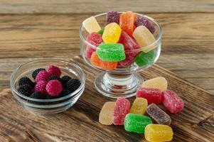 frutta marmellata dolci, gelatina caramelle su un' di legno scrivania. frutta naturale dolce con zucchero