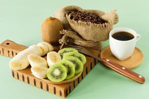prima colazione con caffè tazza e frutta. fresco fette di Kiwi e Banana. salutare prima colazione concetto foto