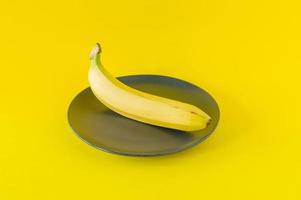 maturo Banana su nero piatto su giallo sfondo. tropicale frutta per mangiare foto