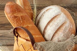 composizione di vario al forno prodotti nel cestino su rustico sfondo. fatti in casa fresco Pasticcino. foto