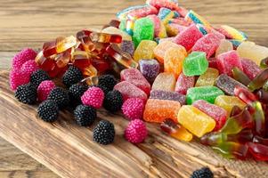 frutta marmellata dolci, gelatina caramelle su un' di legno scrivania. frutta naturale dolce con zucchero foto