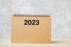 2023 contento nuovo anno calendario su tavolo. conto alla rovescia, risoluzione, obiettivi, Piano, azione e missione concetto foto