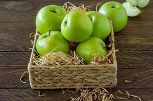 zero rifiuto concetto. no plastica concetto. acqua giacinto scatola con maturo verde mele su di legno sfondo. foto