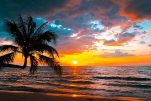 silhouette di palme bellissimo tramonto sullo sfondo della spiaggia del mare tropicale per viaggiare in vacanza tempo di relax, foto