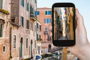 turista fotografie stretto strada nel Venezia