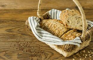 senza glutine vegano pane con no animale prodotti. vegetariano pane con fiocchi d'avena, Banana gusto nel un' cestino su un' di legno rustico tavolo, affettato e pronto per servire. foto