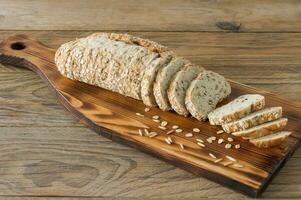 senza glutine vegano pane e no animale prodotti. vegetariano pane con fiocchi d'avena, Banana gusto, su un' di legno rustico tavolo, affettato e pronto per servire. foto