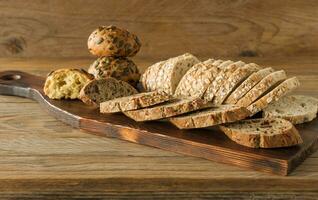 senza glutine vegano pane e no animale prodotti. vegetariano pane con fiocchi d'avena, Banana gusto, su un' di legno rustico tavolo, affettato e pronto per servire. foto