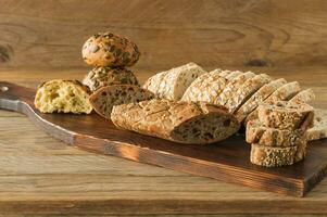 senza glutine vegano pane e no animale prodotti. vegetariano pane con fiocchi d'avena, Banana gusto, su un' di legno rustico tavolo, affettato e pronto per servire. foto