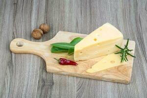 giallo formaggio su di legno tavola e di legno sfondo foto