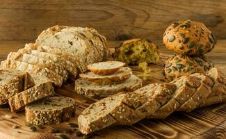 assortimento di fatti in casa senza glutine vegano pane su il rustico di legno tavolo. fatti in casa al forno Pasticcino foto