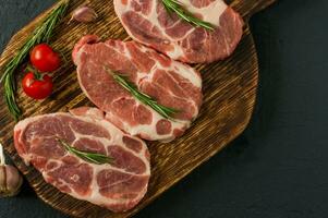 Maiale collo crudo carne per fresco chop bistecche su di legno taglio tavola. superiore Visualizza. foto