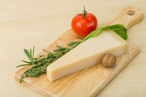 parmigiano formaggio su di legno tavola e di legno sfondo foto