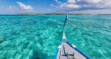 incredibile design della spiaggia delle Maldive. maldive barca tradizionale dhoni anteriore. mare blu perfetto con laguna oceanica. concetto di paradiso tropicale di lusso. bellissimo paesaggio di viaggio per le vacanze. tranquilla laguna oceanica foto