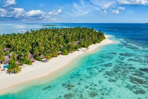 mare spiaggia aereo. lusso estate viaggio vacanza paesaggio. tropicale spiaggia, fuco Visualizza. spiaggia ville bungalow di Hotel ricorrere. Perfetto spiaggia scena vacanza, estate vacanza modello. meraviglioso natura foto