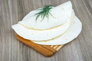 tortillas su di legno tavola e di legno sfondo foto