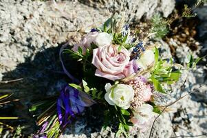 bellissimo bouquet da sposa tenero e anelli. foto