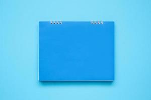 vuoto vuoto calendario su blu sfondo foto