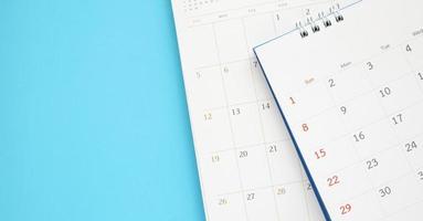 calendario pagina vicino su su blu sfondo attività commerciale pianificazione appuntamento incontro concetto foto